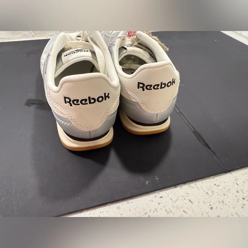Reebok Woman’s Fiori Sneakers Silver Black White NEW Size 8 Low Tops